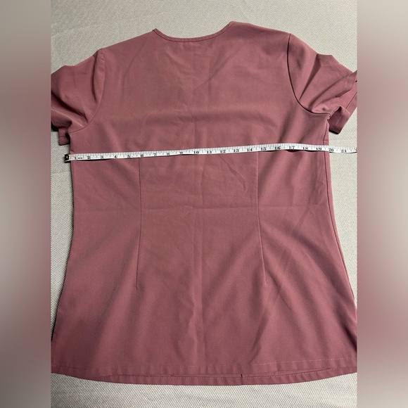 FIGS Casma Maeve two Pocket Scrub Top
Out of stock size small - Picture 6 of 10